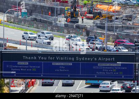 Bau des Projekts „Sydney Gateway“ in Sydney, Australien. Abbildung: Bau des Sydney Gateway am Qantas Drive in der Nähe des Inlandsterminals. Stockfoto