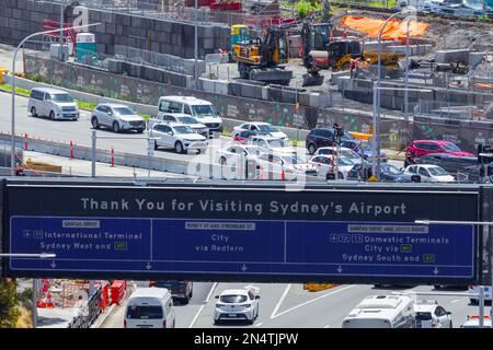 Bau des Projekts „Sydney Gateway“ in Sydney, Australien. Abbildung: Bau des Sydney Gateway am Qantas Drive in der Nähe des Inlandsterminals. Stockfoto