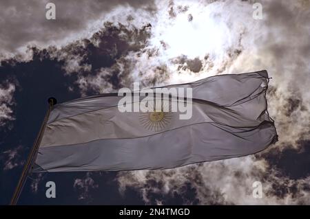 Argentinische Flagge, die am Himmel winkt Stockfoto