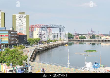 16. Januar 2022, Buenos Aires, Argentinien: Panoramablick auf das Viertel La Boca, den historischen Hafen, einschließlich der Fährbrücke Avellaneda, von der Terrasse Stockfoto