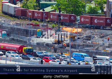 Bau des Projekts „Sydney Gateway“ in Sydney, Australien. Abbildung: Bau des Sydney Gateway am Qantas Drive in der Nähe des Inlandsterminals. Stockfoto