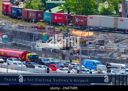 Bau des Projekts „Sydney Gateway“ in Sydney, Australien. Abbildung: Bau des Sydney Gateway am Qantas Drive in der Nähe des Inlandsterminals. Stockfoto