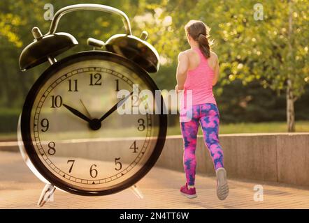 Zeit für Morgenübungen. Doppelbelichtung einer Frau, die im Park läuft, und Wecker Stockfoto