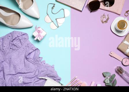 Rahmen aus schöner Kleidung und Accessoires auf farbigem Hintergrund, flach liegend. Platz für Text Stockfoto