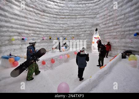 Srinagar, Indien. 08. Februar 2023. Besucher im Café gesehen. Im berühmten Skigebiet Gulmarg in Jammu und Kaschmir befindet sich ein Iglu-Café, das angeblich das größte der Welt ist. Mit einer Höhe von 112 Metern (40 Fuß) und einem Durchmesser von 12,8 Metern (42 Fuß), der Schöpfer des Iglos, behauptete, es sei das weltweit größte Café seiner Art. Es dauerte 20 Tage, bis 25 Mitarbeiter Tag und Nacht arbeiteten, und fügte hinzu, dass es 1.700 Manntage dauerte, um das Projekt abzuschließen. (Foto von Mubashir Hassan/Pacific Press) Kredit: Pacific Press Media Production Corp./Alamy Live News Stockfoto