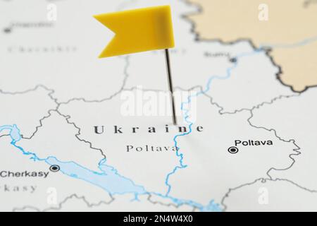 MYKOLAIV, UKRAINE - 09. NOVEMBER 2020: Konturkarte der Ukraine mit Flaggenstecknadel, Nahaufnahme Stockfoto