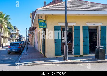 NEW ORLEANS, LA, USA - 28. JANUAR 2023: Fahy's Irish Pub in der Burgundy Street im French Quarter Stockfoto