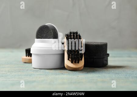Komposition mit Schuhpflegezubehör auf Holztisch, Nahaufnahme Stockfoto