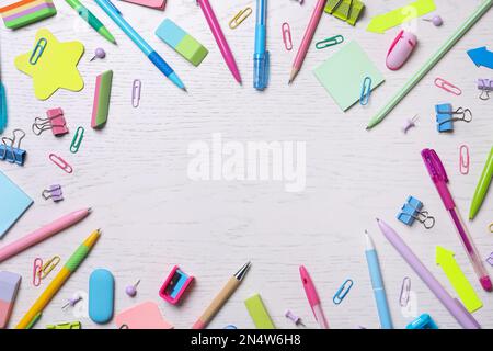Flache Liegezusammensetzung mit verschiedenen Schulunterlagen auf Holztisch. Platz für Text Stockfoto
