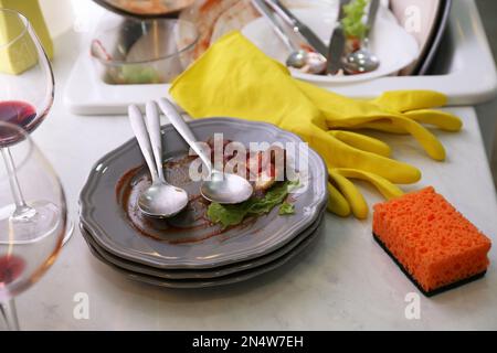 Dreckiges Geschirr in der Küche nach Neujahrsfeier Stockfoto