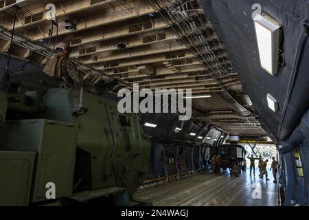 USA Marines mit 5. Bataillon, 11. Marineregiment, 1. Marine Division, und US-Flugzeuge mit 9. Luftschleuse, 436. Luftschleusen, Mobilitätskommando, laden ein M142. Artillerie-Raketensystem auf ein US-amerikanisches Air Force C-5 Galaxy während einer Ladeübung in der Marine Corps Air Station Camp Pendleton, Kalifornien, 7. Februar 2023. Marines mit dem Bataillon führten die Übung durch, um die Planung und Ausführung des Einstiegs in einen selbsttragenden Zug auf einem C-5 zu Proben. (USA Marinekorps (Foto: CPL. Cameron Hermanet) Stockfoto