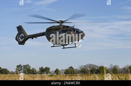 USA Soldaten der Nationalgarde der Armee mit dem 2-151.-1-Sicherheits- und Stützflugbattalion, South Carolina National Guard, erhielten den neuen UH-72-Bravo Lakota Helikopter in der Army Aviation Support Facility 2, 7. Februar 2023, Greenville, South Carolina. Aus Huntsville, Alabama geflogen, wird die neueste Ausgabe von Drehflügelflugzeugen für die South Carolina National Guard Army Aviation die UH-72 Alpha-Modelle ersetzen, da die South Carolina National Guard einer von neun Staaten war, die zwei der neuen UH-72 Bravo-Modelle in Angriff nahmen. Dieses modernisierte Flugzeug ist mit verbesserten Triebwerken, Getriebe und Avion ausgestattet Stockfoto