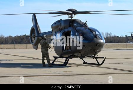 USA Soldaten der Nationalgarde der Armee mit dem 2-151.-1-Sicherheits- und Stützflugbattalion, South Carolina National Guard, erhielten den neuen UH-72-Bravo Lakota Helikopter in der Army Aviation Support Facility 2, 7. Februar 2023, Greenville, South Carolina. Aus Huntsville, Alabama geflogen, wird die neueste Ausgabe von Drehflügelflugzeugen für die South Carolina National Guard Army Aviation die UH-72 Alpha-Modelle ersetzen, da die South Carolina National Guard einer von neun Staaten war, die zwei der neuen UH-72 Bravo-Modelle in Angriff nahmen. Dieses modernisierte Flugzeug ist mit verbesserten Triebwerken, Getriebe und Avion ausgestattet Stockfoto