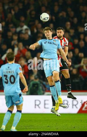 Bramall Lane, Sheffield, England - 7. Februar 2023 Jack Robinson (19) von Sheffield United und Sam Dalby (18) von Wrexham Challenge für den Header - während des Spiels Sheffield United gegen Wrexham, Emirates FA Cup, 2022/23, Bramall Lane, Sheffield, England - 7. Februar 2023 Kredit: Arthur Haigh/WhiteRosePhotos/Alamy Live News Stockfoto