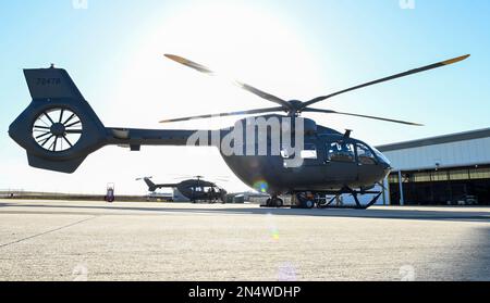 USA Soldaten der Nationalgarde der Armee mit dem 2-151.-1-Sicherheits- und Stützflugbattalion, South Carolina National Guard, erhielten den neuen UH-72-Bravo Lakota Helikopter in der Army Aviation Support Facility 2, 7. Februar 2023, Greenville, South Carolina. Aus Huntsville, Alabama geflogen, wird die neueste Ausgabe von Drehflügelflugzeugen für die South Carolina National Guard Army Aviation die UH-72 Alpha-Modelle ersetzen, da die South Carolina National Guard einer von neun Staaten war, die zwei der neuen UH-72 Bravo-Modelle in Angriff nahmen. Dieses modernisierte Flugzeug ist mit verbesserten Triebwerken, Getriebe und Avion ausgestattet Stockfoto