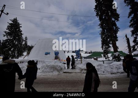 8. Februar 2023, Srinagar, Jammu und Kashmir, Indien: Touristen besuchen das Igloo Café im Skigebiet Gulmarg, indisch verwaltet Kashmir am 08. Februar 2023. Ein Iglu Café, das angeblich das größte der Welt ist, ist im berühmten Skigebiet Gulmarg in Jammu und Kashmir aufgetaucht. Mit einer Höhe von 112 Metern (40 Fuß) und einem Durchmesser von 12,8 Metern (42 Fuß), der Schöpfer des Iglos, behauptete, es sei das weltweit größte Café seiner Art. Es dauerte 20 Tage, bis 25 Mitarbeiter Tag und Nacht arbeiteten, und fügte hinzu, dass es 1.700 Manntage dauerte, um das Projekt abzuschließen. (Bild: © Mubashir Hassan/Pa