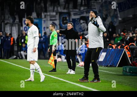 Marseille. 8. Februar 2023. Pariser Cheftrainer Christophe Galtier (2. R) und Marseilles Cheftrainer Igor Tudor (1. R) Geste während der French-Cup-Runde des Fußballspiels 16 zwischen Olympique de Marseille (OM) und Paris Saint-Germain (PSG) im Velodrome-Stadion in Marseille, 8. Februar 2023. Kredit: Clement Mahoudeau/Xinhua/Alamy Live News Stockfoto