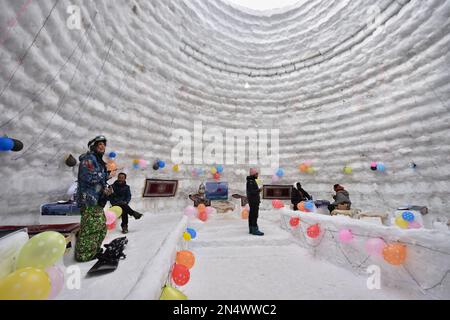 8. Februar 2023, Srinagar, Jammu und Kaschmir, Indien: Besucher im Café. Im berühmten Skigebiet Gulmarg in Jammu und Kaschmir befindet sich ein Iglu-Café, das angeblich das größte der Welt ist. Mit einer Höhe von 112 Metern (40 Fuß) und einem Durchmesser von 12,8 Metern (42 Fuß), der Schöpfer des Iglos, behauptete, es sei das weltweit größte Café seiner Art. Es dauerte 20 Tage, bis 25 Mitarbeiter Tag und Nacht arbeiteten, und fügte hinzu, dass es 1.700 Manntage dauerte, um das Projekt abzuschließen. (Kreditbild: © Mubashir Hassan/Pacific Press via ZUMA Press Wire) NUR REDAKTIONELLE VERWENDUNG! Nicht für kommerzielle Zwecke Stockfoto