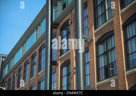Altes Backsteingebäude in der Stadt Stockfoto