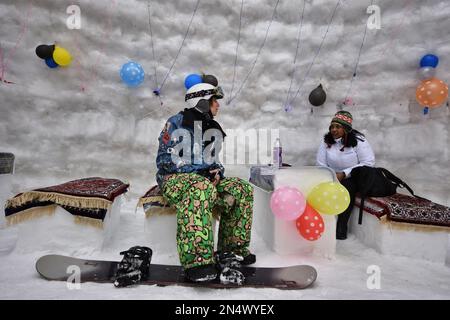 8. Februar 2023, Srinagar, Jammu und Kaschmir, Indien: Besucher im Café. Im berühmten Skigebiet Gulmarg in Jammu und Kaschmir befindet sich ein Iglu-Café, das angeblich das größte der Welt ist. Mit einer Höhe von 112 Metern (40 Fuß) und einem Durchmesser von 12,8 Metern (42 Fuß), der Schöpfer des Iglos, behauptete, es sei das weltweit größte Café seiner Art. Es dauerte 20 Tage, bis 25 Mitarbeiter Tag und Nacht arbeiteten, und fügte hinzu, dass es 1.700 Manntage dauerte, um das Projekt abzuschließen. (Kreditbild: © Mubashir Hassan/Pacific Press via ZUMA Press Wire) NUR REDAKTIONELLE VERWENDUNG! Nicht für kommerzielle Zwecke Stockfoto