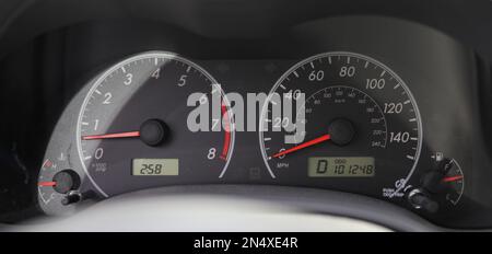 Autopilot bei Sonnenlicht mit Gasanzeige Stockfoto