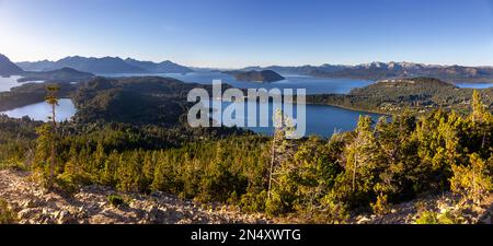 Panoramablick Auf Die Landschaft Nahuel Huapi National Park Lake District Green Valley. Cerro Campanario Aussichtspunkt Bariloche Argentinien Nordpatagonien Stockfoto