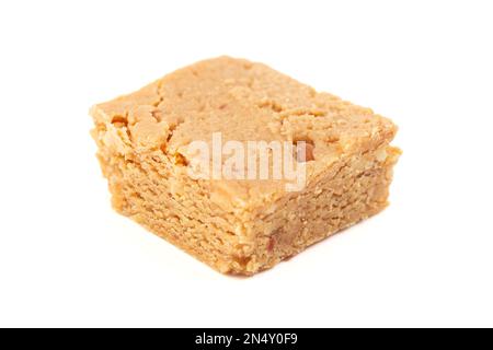 Ein Stück Erdnussbutter-Fudge isoliert auf weißem Hintergrund Stockfoto