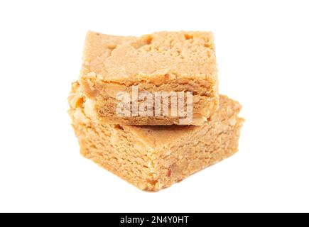 Ein Stück Erdnussbutter-Fudge isoliert auf weißem Hintergrund Stockfoto