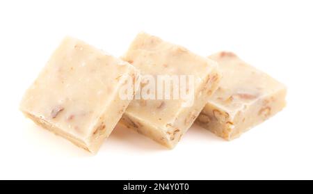 Würfel aus Ahornholz, Walnuss und Pecan Fudge, isoliert auf weißem Hintergrund Stockfoto