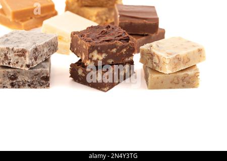 Eine Auswahl verschiedener Sorten Toffee auf weißem Hintergrund Stockfoto