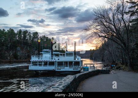 Tretboote, Taylors Falls Queen und Taylors Falls Princess am Dock an den Dalles of the St. Croix River am Abend mit dramatischem Himmel. Stockfoto