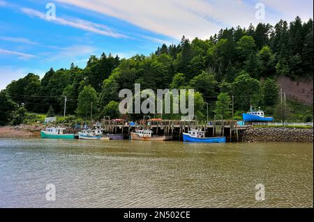 Fischerboote an der Ostküste, die am Kai in Saint Martins New Brunswick, Kanada, festgemacht sind Stockfoto