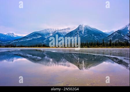 Der Jasper National Park Alberta Canada in den felsigen Bergen am Ufer des Sees erinnert an den Jasper Lake. Stockfoto