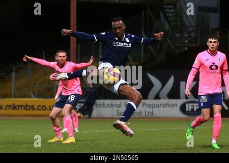 Dundee, Schottland, Großbritannien. 8. Februar 2023; Dens Park, Dundee, Schottland: SPFL Trust Football, Dundee gegen Raith Rovers; Zach Robinson von Dundee feuert im Torschuss Credit: Action Plus Sports Images/Alamy Live News Stockfoto