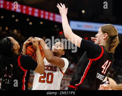 Austin, Texas, USA. 8. Februar 2023. Texas Forward Khadija Faye (20) kämpft am 8. Februar 2023 in Austin bei einem großen 12-Basketballspiel zwischen Texas und Texas Tech um eine Erholung. (Kreditbild: © Scott Coleman/ZUMA Press Wire) NUR REDAKTIONELLE VERWENDUNG! Nicht für den kommerziellen GEBRAUCH! Stockfoto