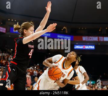 Austin, Texas, USA. 8. Februar 2023. Texas Forward Khadija Faye (20) sucht bei einem großen 12-Basketballspiel zwischen Texas und Texas Tech am 8. Februar 2023 in Austin nach einem Schlag unter den Korb. (Kreditbild: © Scott Coleman/ZUMA Press Wire) NUR REDAKTIONELLE VERWENDUNG! Nicht für den kommerziellen GEBRAUCH! Stockfoto