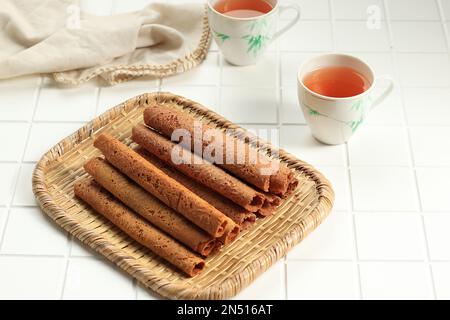 Knuspriger Eierbrötchen serviert mit Tee, auf einem weißen Tisch Stockfoto