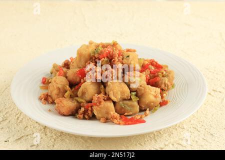 Tahu Cabe Garam oder Crispy Salt and Pepper Tofu, hergestellt aus frittiertem Cubed Tofu und sautiert mit gehacktem Chili, grünen Zwiebeln und gehacktem Knoblauch Stockfoto