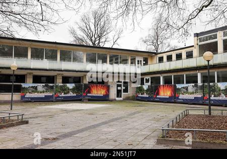 Hamburg, Deutschland. 23. Januar 2023. Außenansicht des derzeit geschlossenen 'Cafe Seeterrassen' im Park 'Planten un Blomen'. Kredit: Christian Charisius/dpa/Alamy Live News Stockfoto