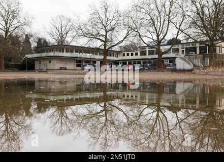 Hamburg, Deutschland. 23. Januar 2023. Außenansicht des derzeit geschlossenen 'Cafe Seeterrassen' im Park 'Planten un Blomen'. Kredit: Christian Charisius/dpa/Alamy Live News Stockfoto