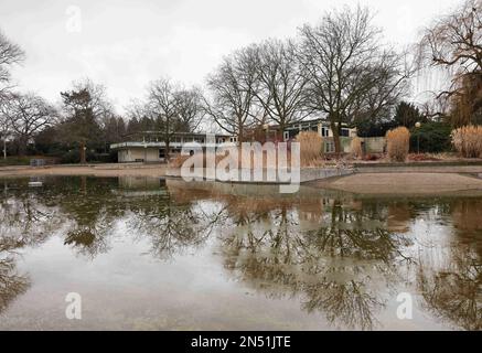 Hamburg, Deutschland. 23. Januar 2023. Außenansicht des derzeit geschlossenen 'Cafe Seeterrassen' im Park 'Planten un Blomen'. Kredit: Christian Charisius/dpa/Alamy Live News Stockfoto