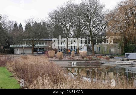 Hamburg, Deutschland. 23. Januar 2023. Außenansicht des derzeit geschlossenen 'Cafe Seeterrassen' im Park 'Planten un Blomen'. Kredit: Christian Charisius/dpa/Alamy Live News Stockfoto