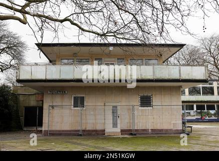 Hamburg, Deutschland. 23. Januar 2023. Außenansicht des derzeit geschlossenen 'Cafe Seeterrassen' im Park 'Planten un Blomen'. Kredit: Christian Charisius/dpa/Alamy Live News Stockfoto