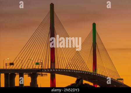 New Gerald Desmond Bridge, mit Blick nach Westen, in der Dämmerung im Hafen von Long Beach, Kalifornien. Stockfoto