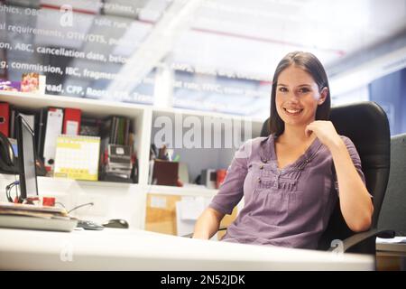 Kompetent und selbstbewusst. Abgeschnittenes Porträt einer jungen Geschäftsfrau, die an ihrem Schreibtisch sitzt. Stockfoto