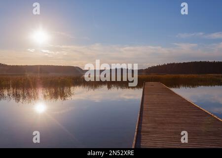 Kleine Brücke im See bei Sonnenuntergang. Querformat für Hintergrund Stockfoto