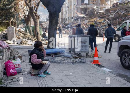 Hatay, Truthahn. 08. Februar 2023. Ein Obdachloser isst Brot am Straßenrand. Die Türkei erlebte das größte Erdbeben dieses Jahrhunderts in der Grenzregion zu Syrien. Das Erdbeben wurde in 7,7 Größenordnungen gemessen. Kredit: SOPA Images Limited/Alamy Live News Stockfoto