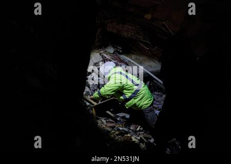 Hatay, Truthahn. 08. Februar 2023. Ein Rettungshelfer hat gesehen, wie er die Trümmer geräumt hat. Die Türkei erlebte das größte Erdbeben dieses Jahrhunderts in der Grenzregion zu Syrien. Das Erdbeben wurde in 7,7 Größenordnungen gemessen. Kredit: SOPA Images Limited/Alamy Live News Stockfoto