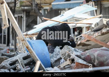 Hatay, Truthahn. 08. Februar 2023. Ein Mensch trauert um den Tod seiner Verwandten. Die Türkei erlebte das größte Erdbeben dieses Jahrhunderts in der Grenzregion zu Syrien. Das Erdbeben wurde in 7,7 Größenordnungen gemessen. (Foto: Tunahan Turhan/SOPA Images/Sipa USA) Guthaben: SIPA USA/Alamy Live News Stockfoto