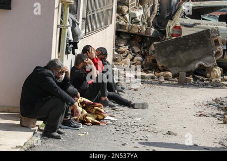 Hatay, Truthahn. 08. Februar 2023. Die Menschen trauern um den Tod ihrer Angehörigen. Die Türkei erlebte das größte Erdbeben dieses Jahrhunderts in der Grenzregion zu Syrien. Das Erdbeben wurde in 7,7 Größenordnungen gemessen. (Foto: Tunahan Turhan/SOPA Images/Sipa USA) Guthaben: SIPA USA/Alamy Live News Stockfoto